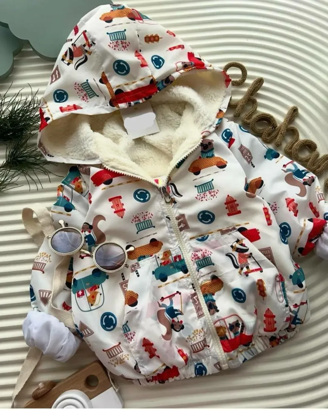 کاپشن داخل خز بره ای سفید طرح دار