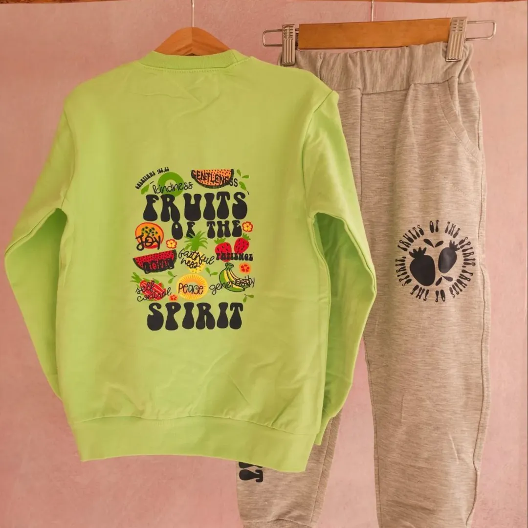 بلوز رنگی و شلوار طوسی روشن