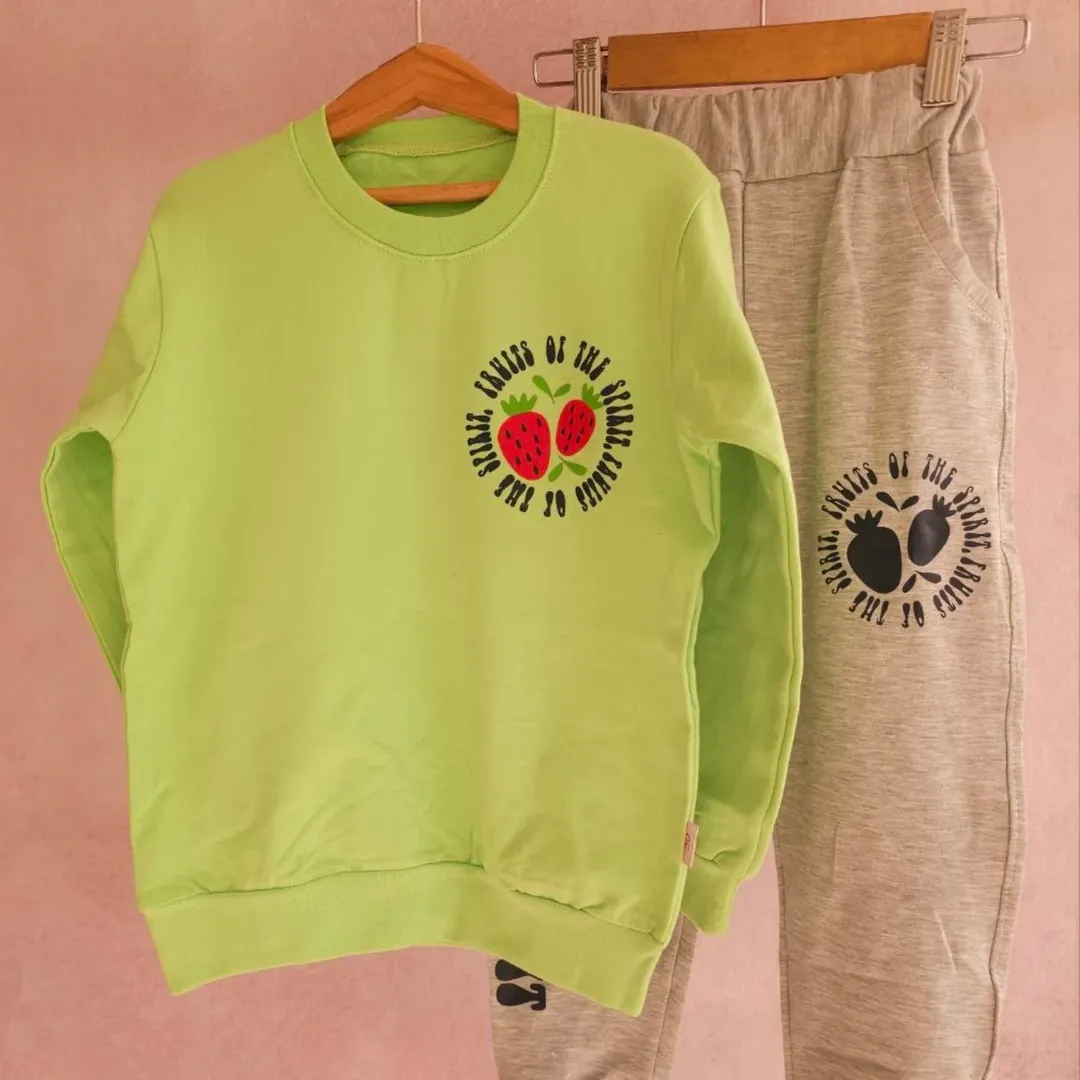 بلوز رنگی و شلوار طوسی روشن