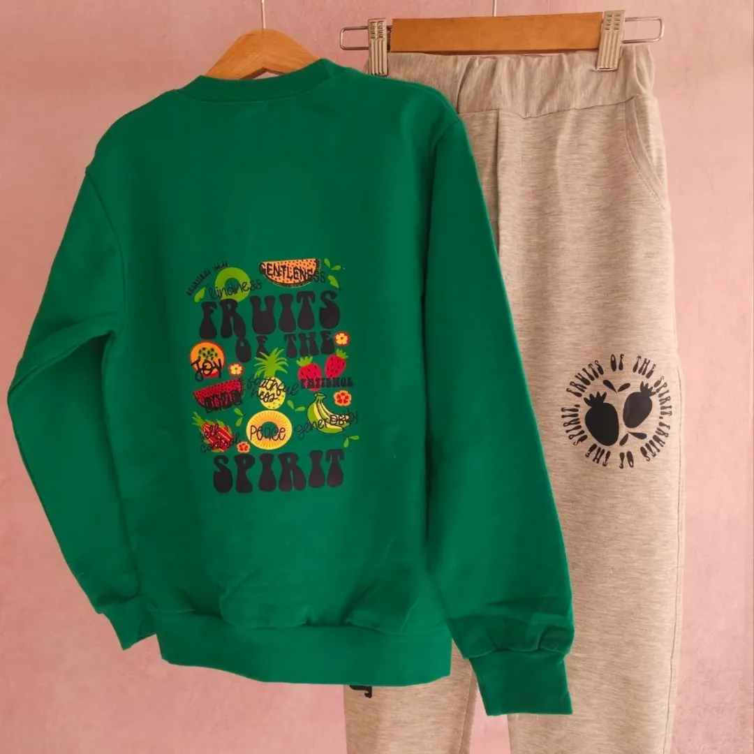 بلوز رنگی و شلوار طوسی روشن